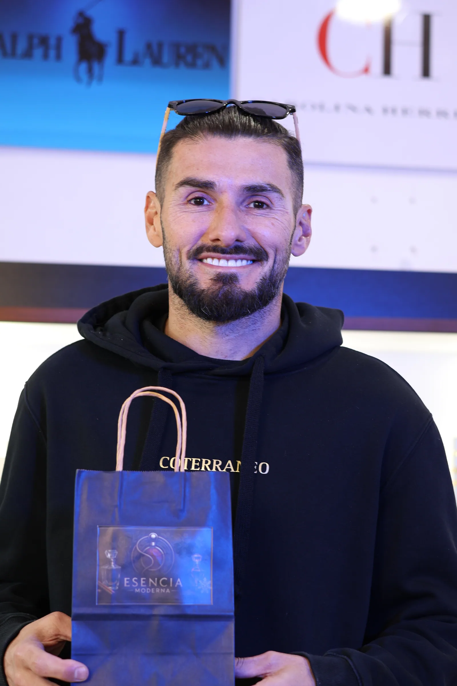 Cliente real con su bolsa de Esencia Moderna