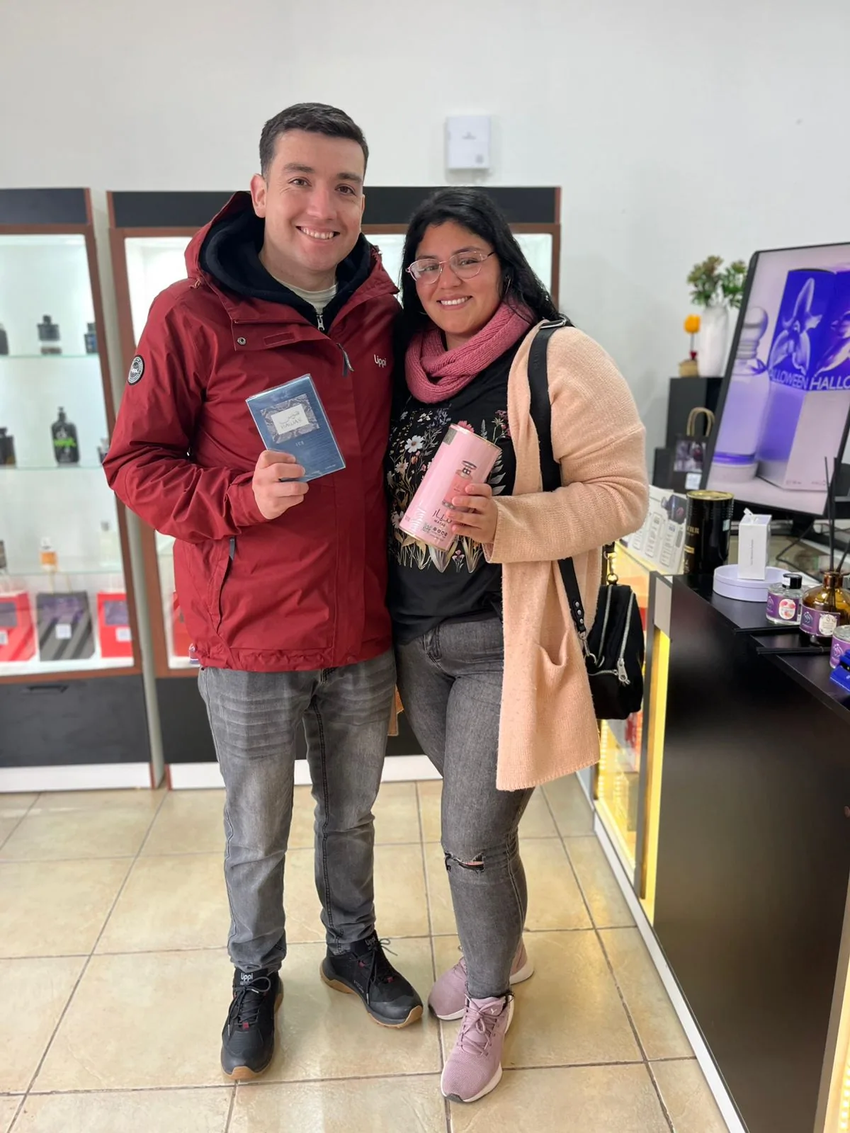 Clientes reales mostrando sus perfumes en la tienda Esencia Moderna