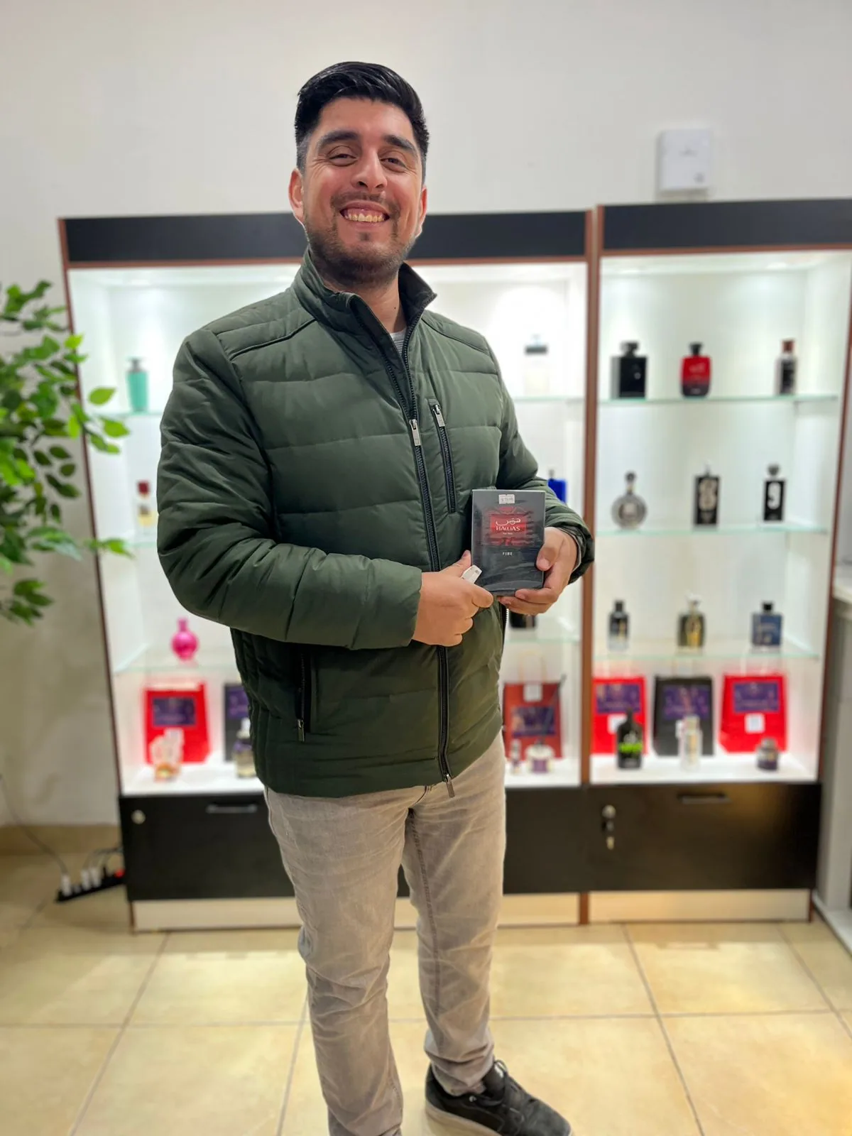 Cliente real mostrando su perfume en Esencia Moderna