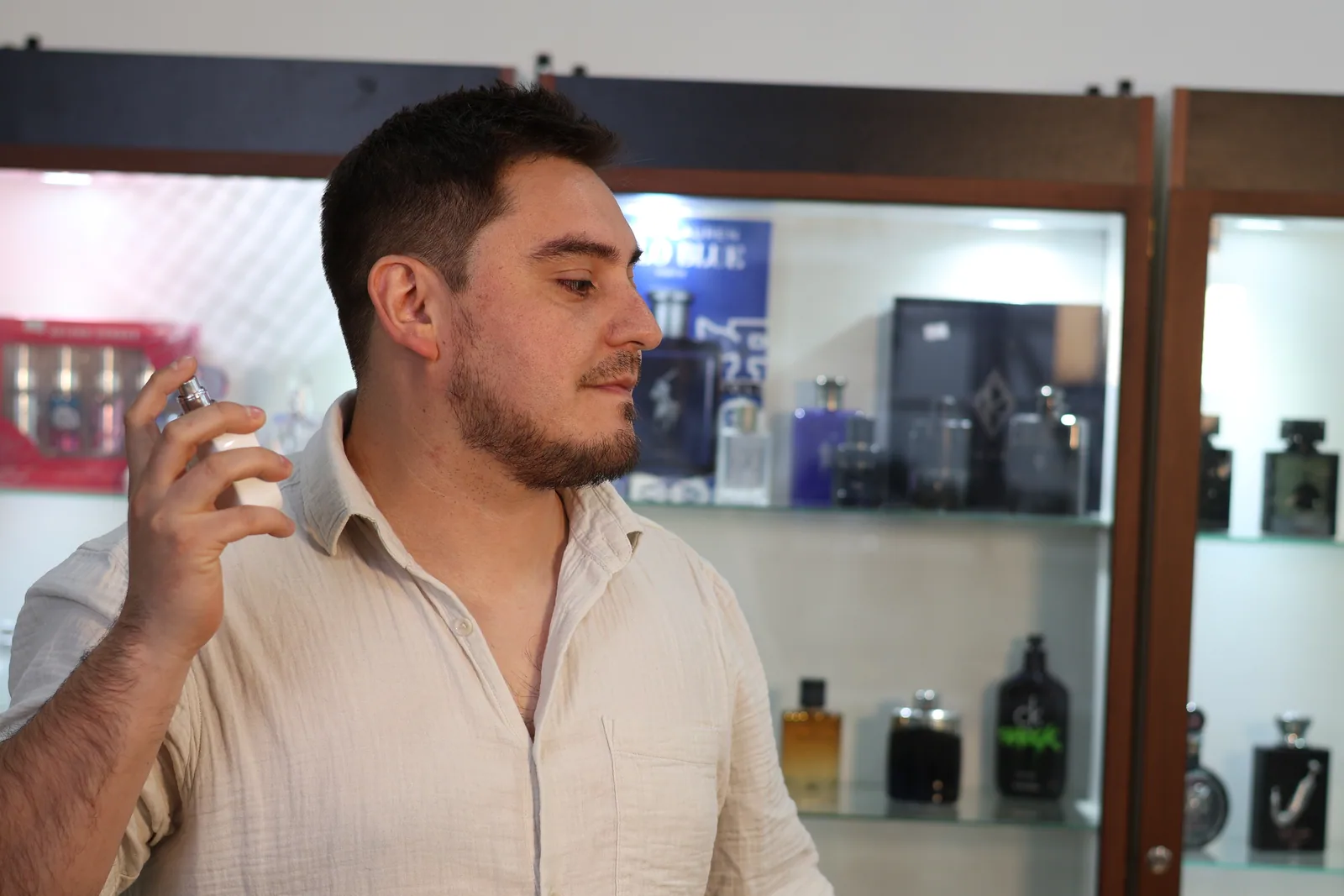 Dueño de Esencia Moderna en la tienda